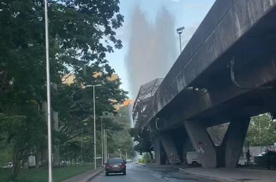 Ruptura de tubería de aguas alcanza 15 metros de altura e inunda Caricuao