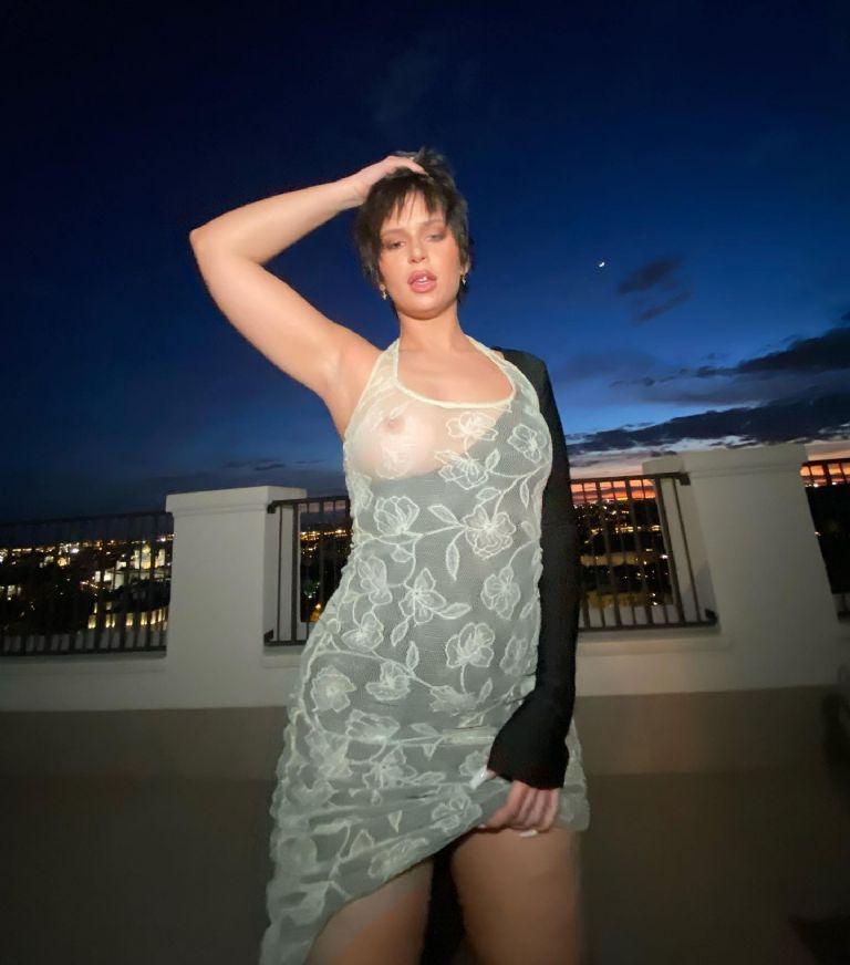 Nathy Peluso posando en una terraza