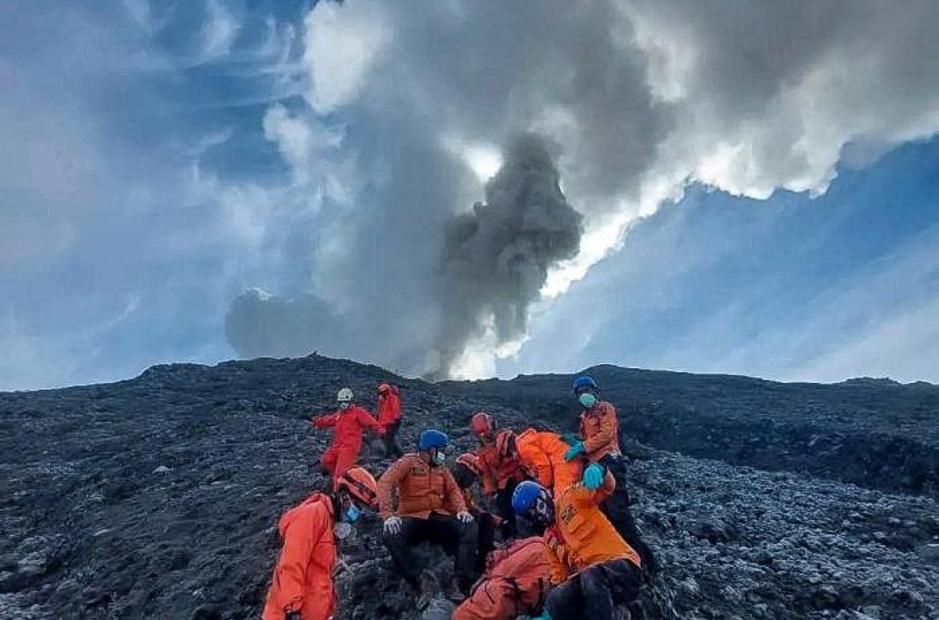 Luego de dos días de la letal erupción del volcán Merapi en Indonesia deja 22 fallecidos y 10 desaparecidos 