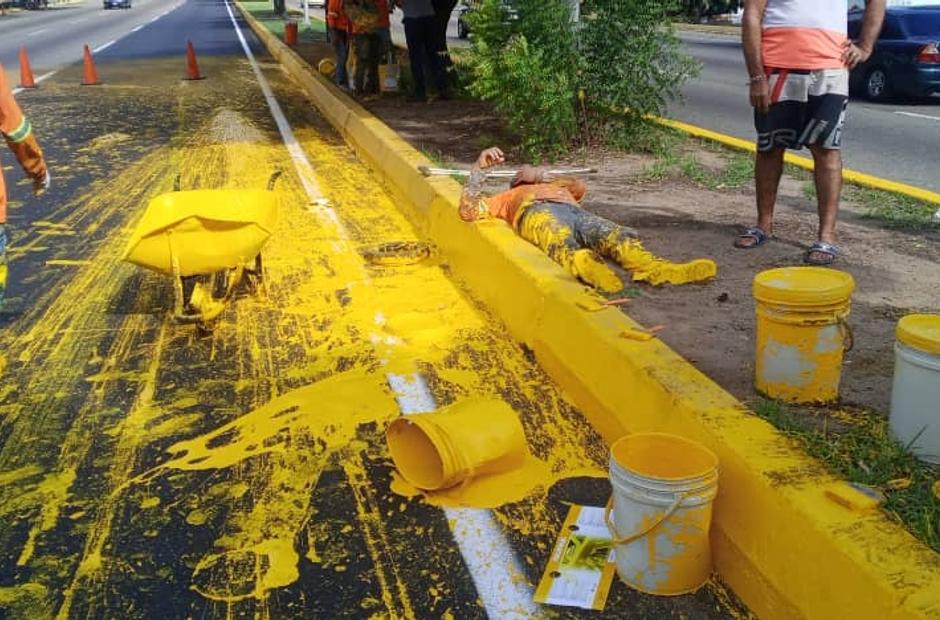 Conductor arrolló a personas que pintaban la calle en Maracaibo 