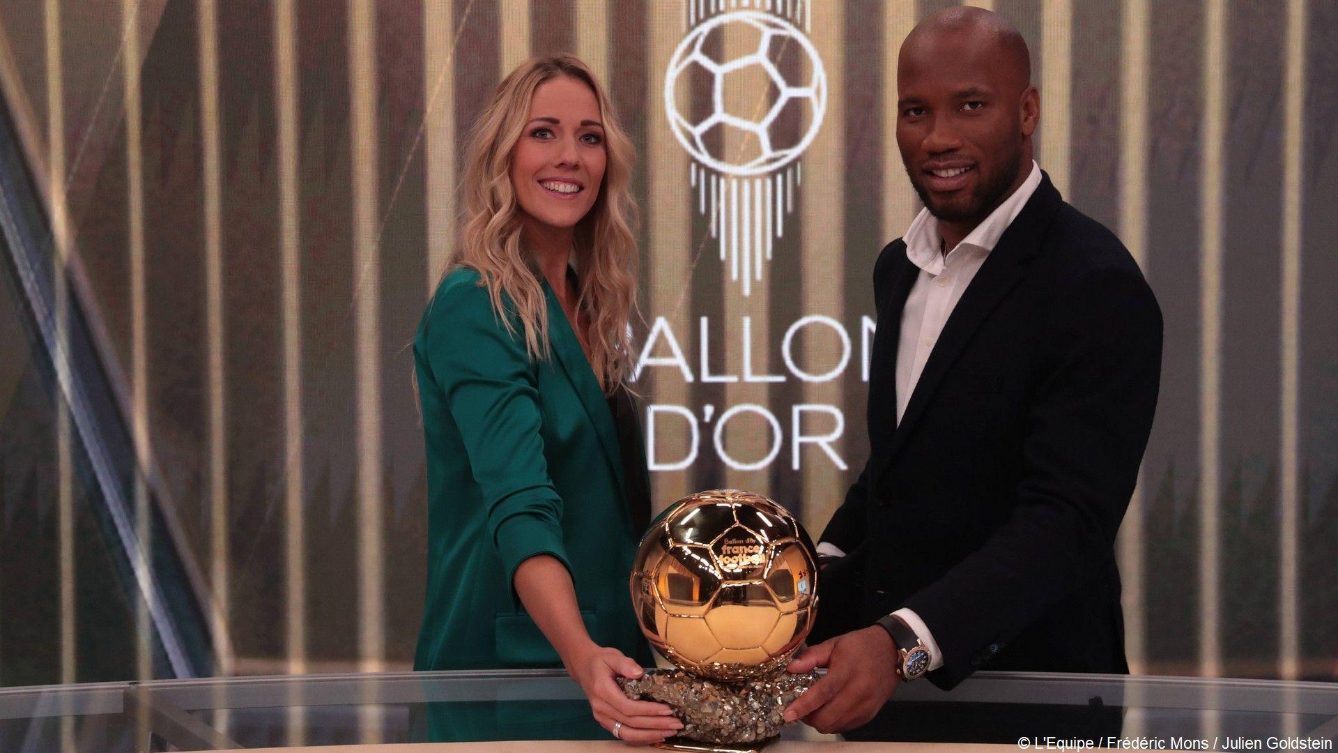 Sandy y Drogba sosteniendo el balón de oro